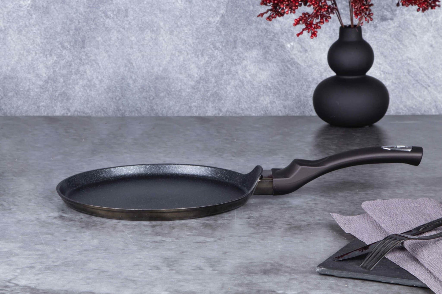 Berlinger Haus Metallic Line Shiny Black Edition Pannukakkupannu, 28 cm, ilmainen suojus