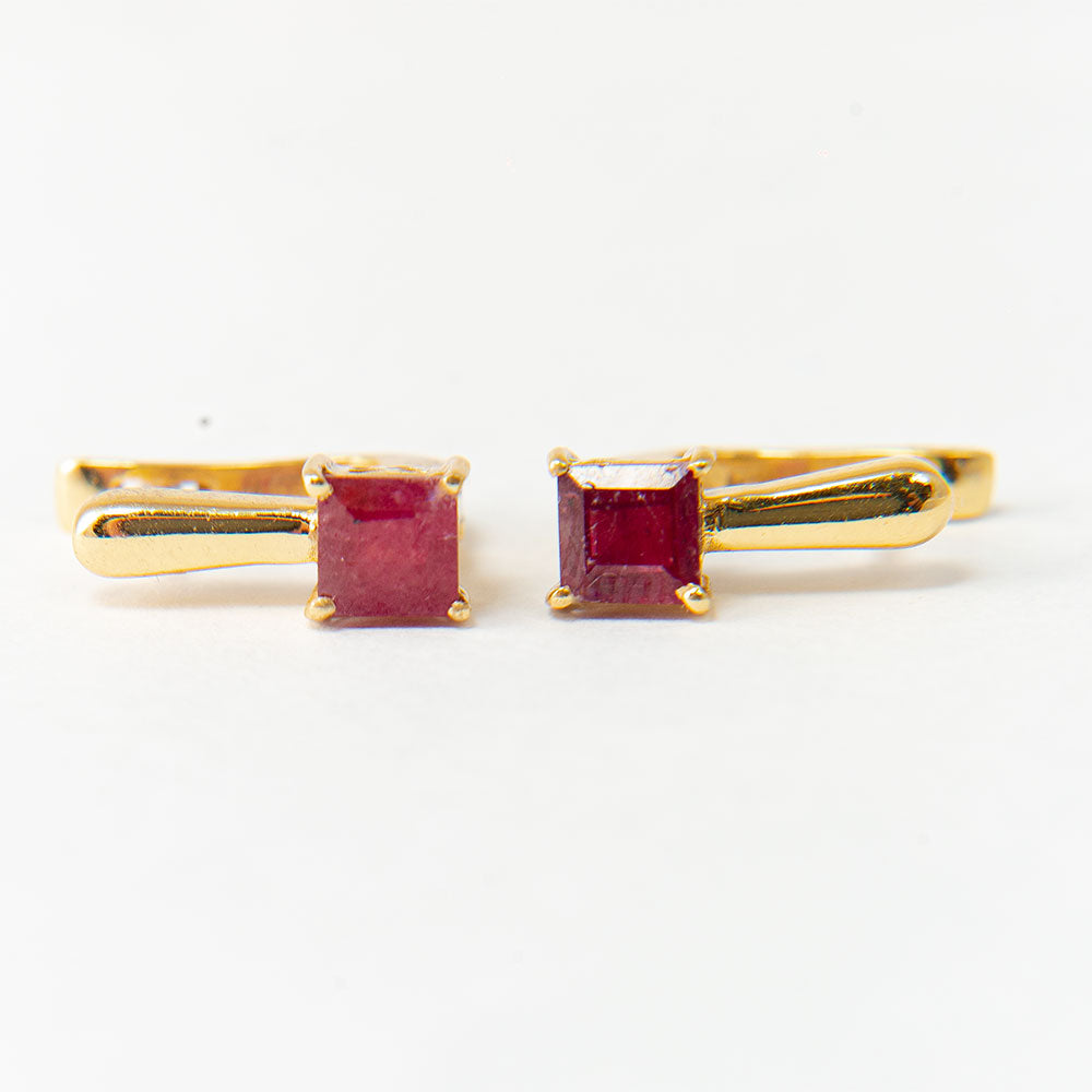 Kullatut hopeat Korvakorut Malagassin Rubiinilla