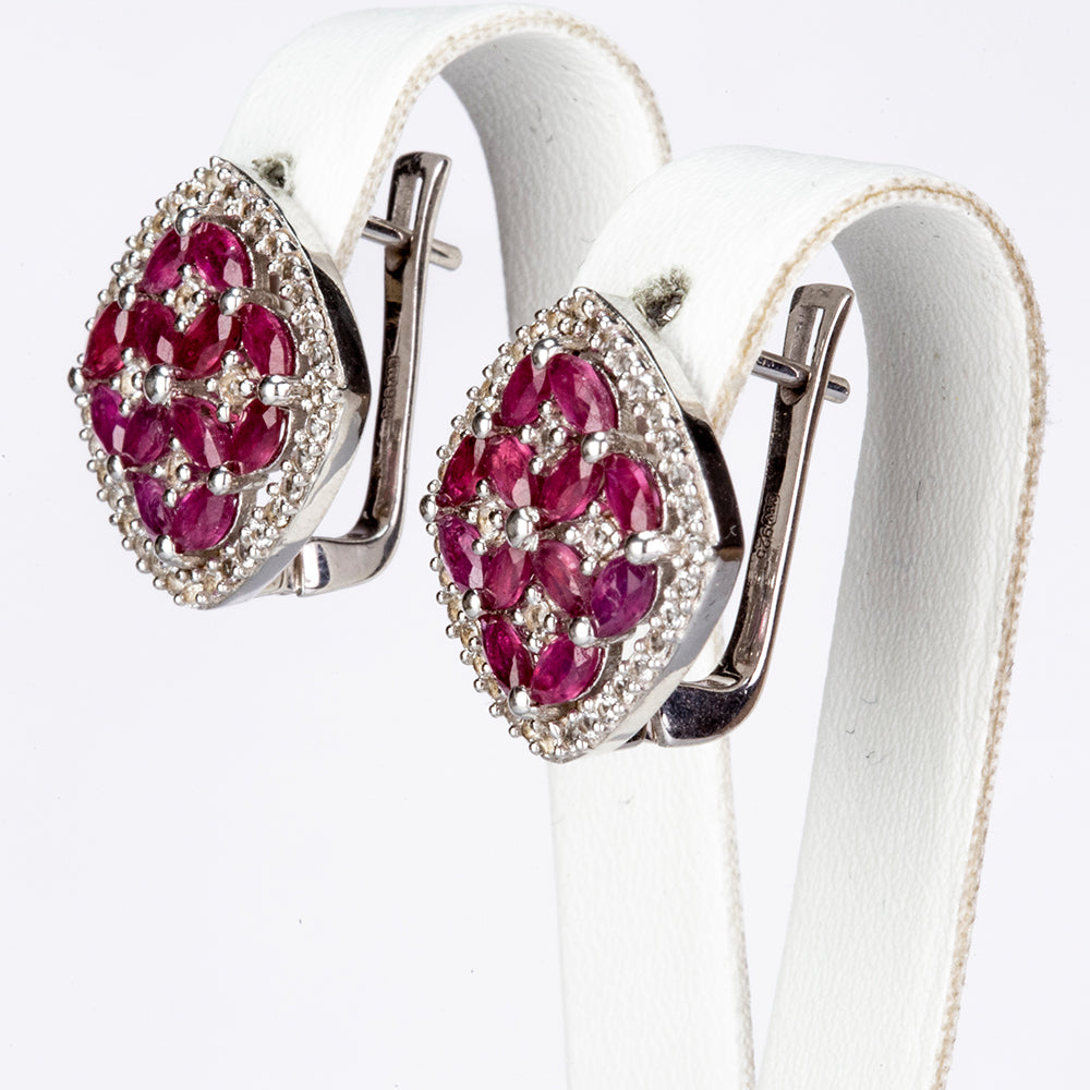 HopeaKorvakorut Malagassin Rubiinilla ja Valkoisella Topaasilla