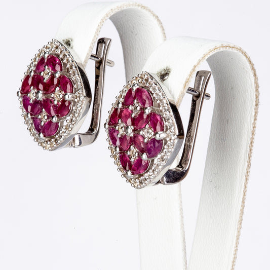 HopeaKorvakorut Malagassin Rubiinilla ja Valkoisella Topaasilla