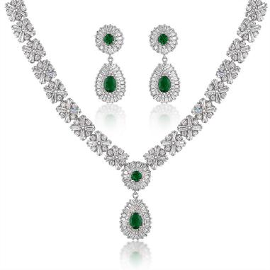 ValkokullattuSetti Vihreällä Emporia® Kristallilla ja Valkoisella Emporia® Kristallilla ( Kaulakoru+Korvakorut )