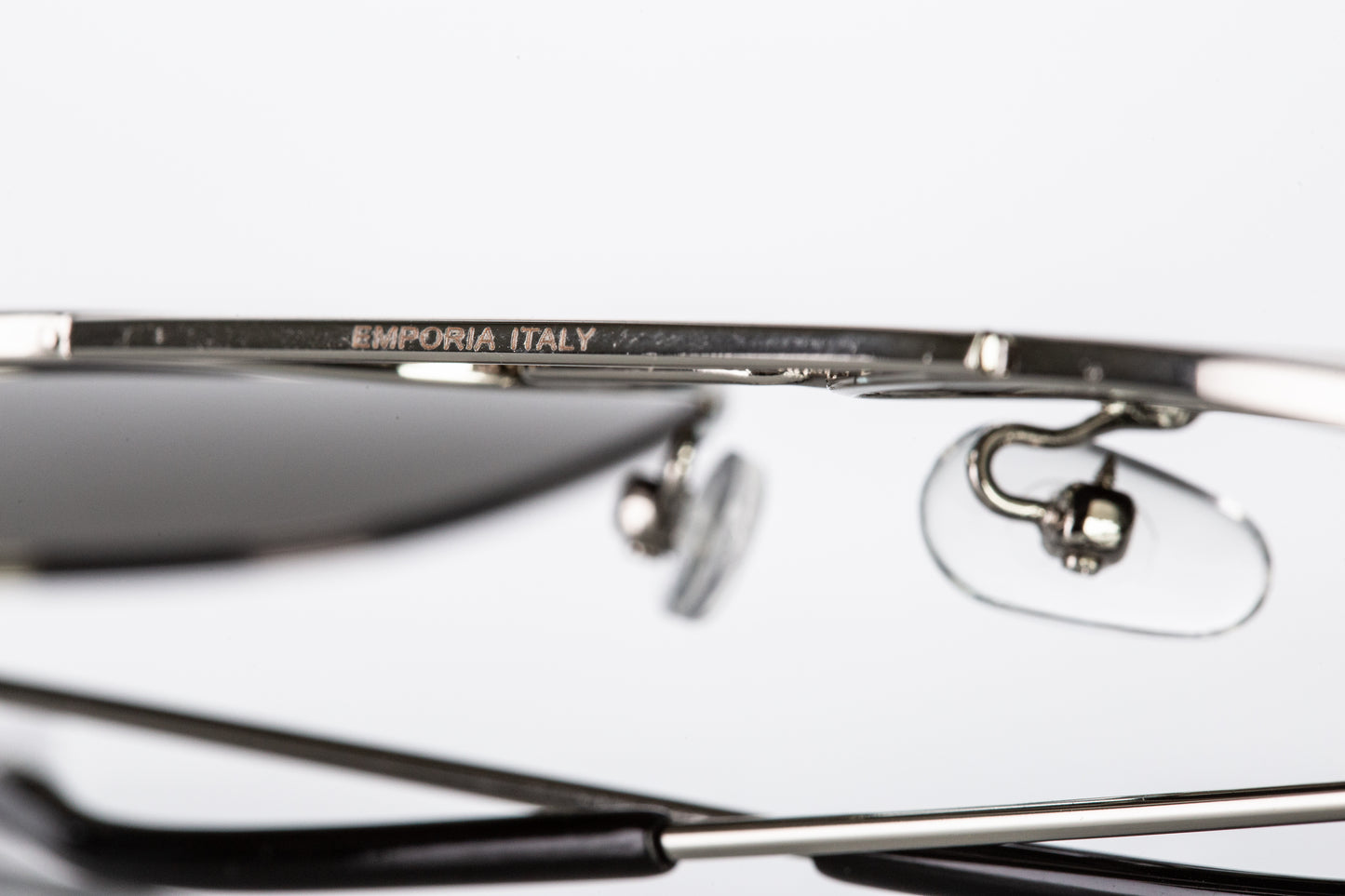 Emporia Italy - Aviator -sarjan "PÄÄLLIKKÖ" polarisoidut UV-SUODATTAVAT aurinkolasit kovalla säilytyskotelolla ja puhdistusliinalla, tummanharmaat linssit, hopeanväriset kehykset