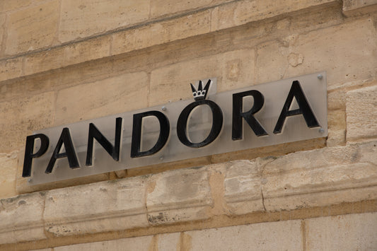 Miksi valita meidät, jos etsit hopeakorvakoruja? - Erinomainen laatu ja tyyli vaihtoehtona Pandoran korvakoruille. - Koru TV