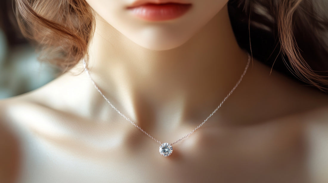 Hopeisen kaulakorun kauneus: miksi valita se, miten sitä käytetään ja mitkä trendit ovat nousussa? - Koru TV
