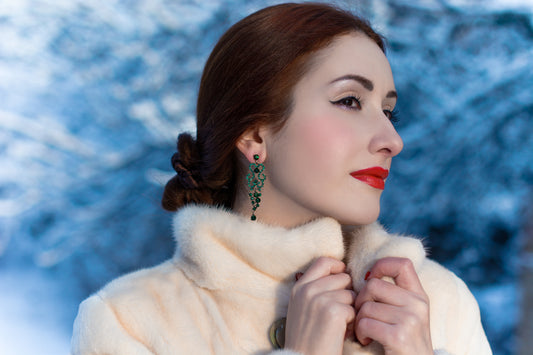 Miksi korvakorut kannattaa vaihtaa useammin talvella? Arvokkaita vinkkejä ja inspiraatiota rubiinista, safiirista, smaragdista ja tansaniittikoruista - Koru TV