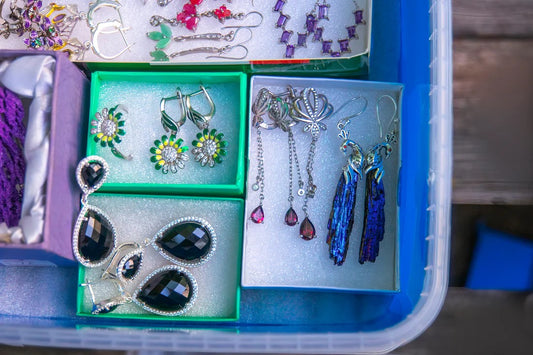 Suosituimmat hopeakorvakorujen tyylit ja muodot naisille -Koru TV