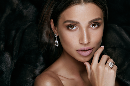 Marraskuu Muotivinkkejä: yhdistelmät hopea korvakorut ja hopeinen rengas jalokivillä - Koru TV