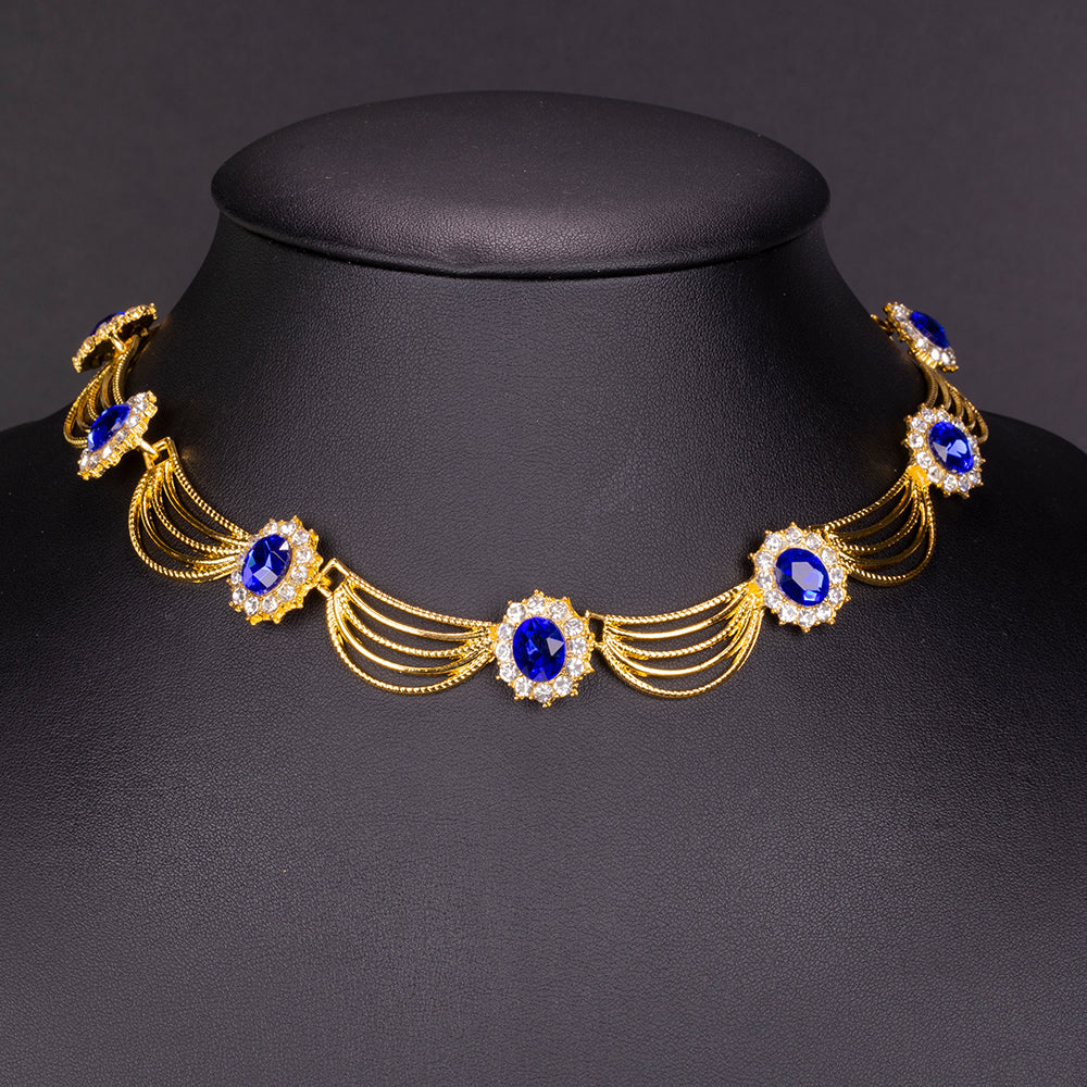 Kullattu TeräsSetti Sinisellä Emporia® Kristallilla ja Valkoisella Emporia® Kristallilla ( Kaulakoru+Korvakorut )