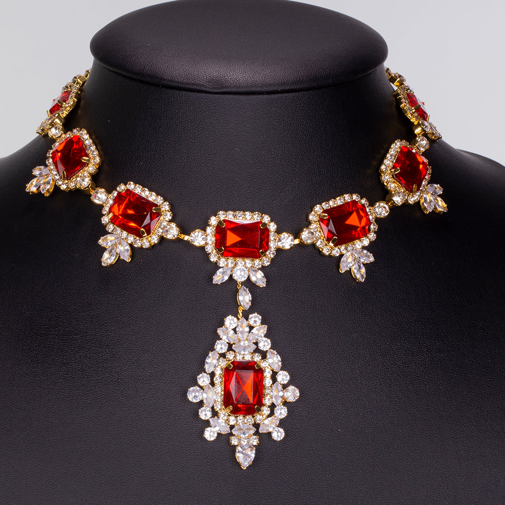 Kullattu TeräsSetti Punaisella Emporia® Kristallilla ja Valkoisella Emporia® Kristallilla ( Kaulakoru+Korvakorut )