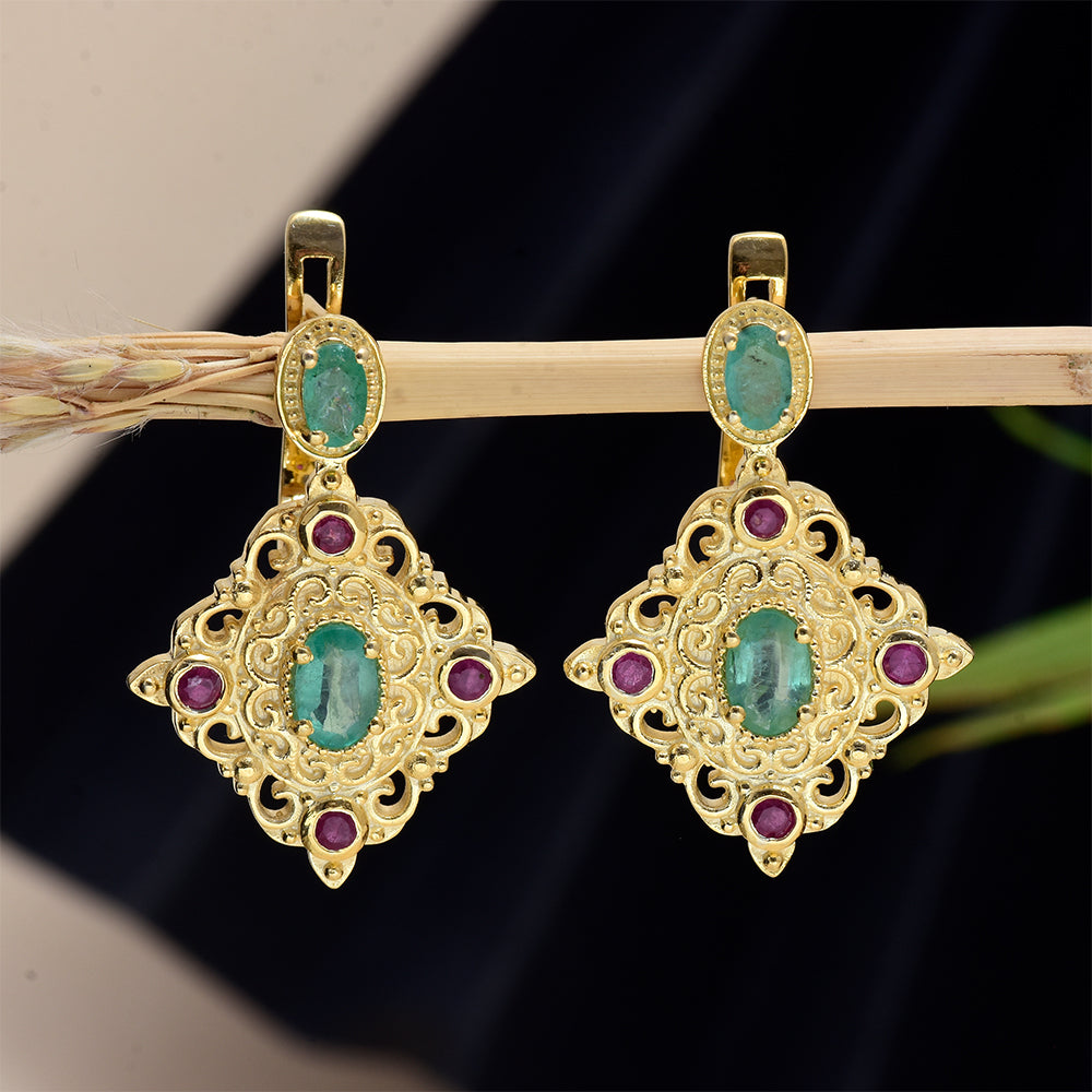 Kullatut hopeat Korvakorut Malagassin Rubiinilla ja Brasilian Smaragdilla