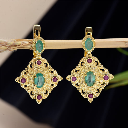 Kullatut hopeat Korvakorut Malagassin Rubiinilla ja Brasilian Smaragdilla