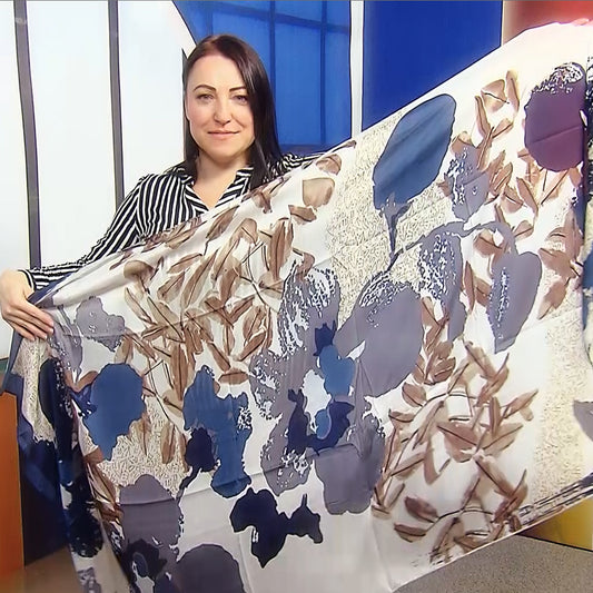 100% Aito Silkkihuivi, 90 cm x 180 cm, Isoja Kukkia ja Muinaista Tekstiä