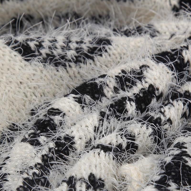 Neulottu poncho, 80 cm x 130 cm, valkomusta 2 