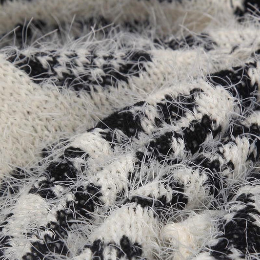 Neulottu poncho, 80 cm x 130 cm, valkomusta