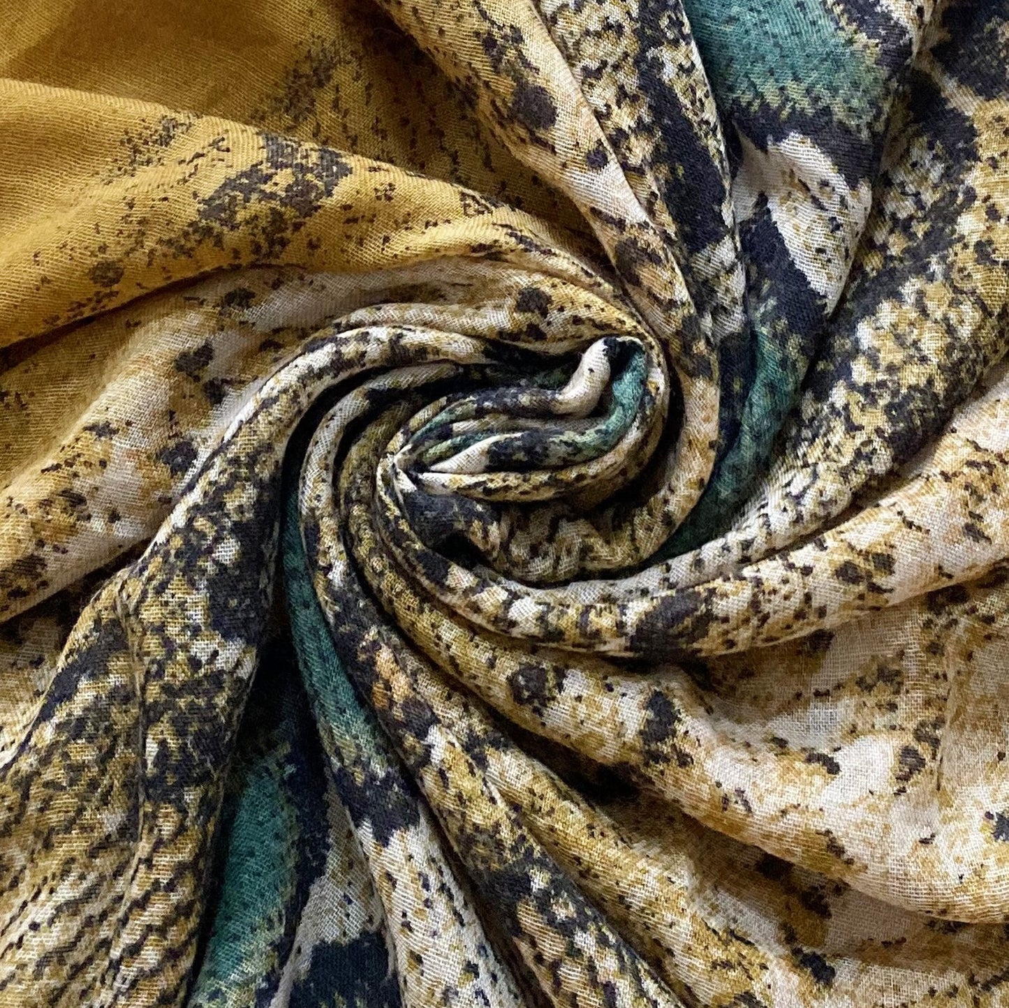 Käärmekuvioitu keltainen huivi/saali, 90 cm x 190 cm